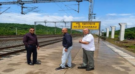 Delegation of senior officials led by JNPA Chairman Gaurav Dayal and Deputy Chairman Ravish Singh. (Pic Credit: @JNPort/X)